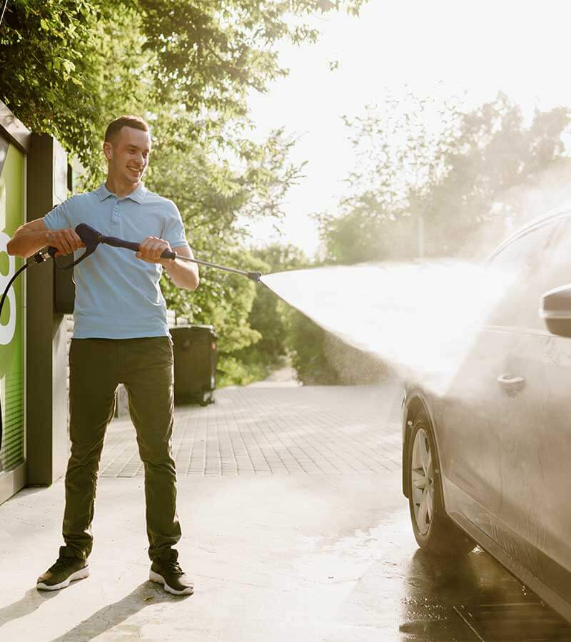 barbat-spala-masina-la-spalatorie-self